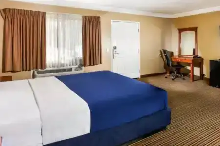 Hollywood Inn Express North - 2