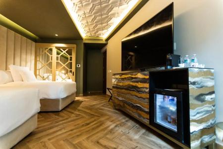 L Perla Boutique - 1