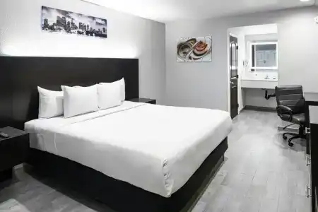 Hollywood Inn Express Lax - 36