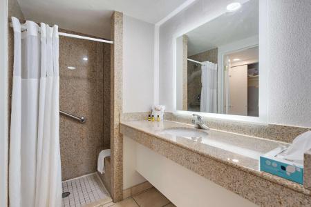 Best Western Plus Holiday Sands Inn & Suites - 10