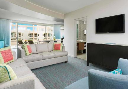 Courtyard by Marriott Waikiki Beach - 7