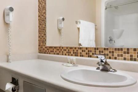 Days Inn by Wyndham - 19