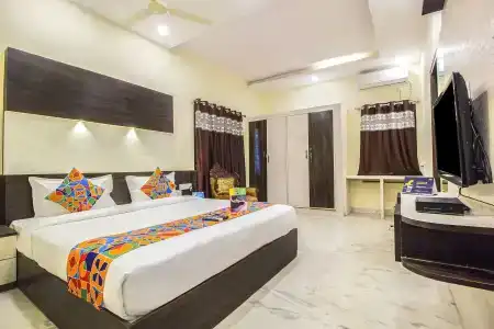 FabCrown Suites - 5