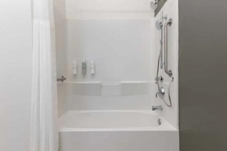 Super 8 by Wyndham Savannah - 32