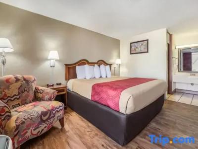 Econo Inn & Suites - 30