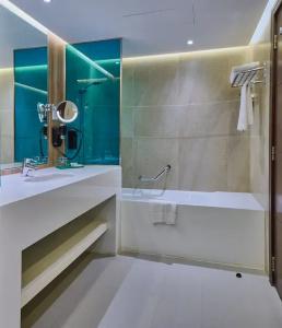 Ramada and Suites by Wyndham Dubai JBR - 76