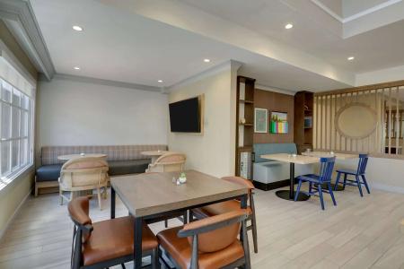 Staybridge Suites - 37