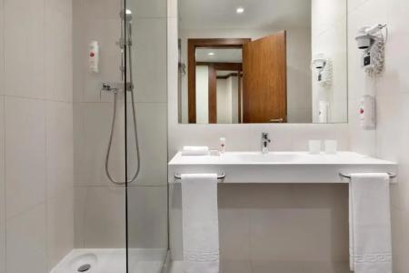 Ramada by Wyndham Lisbon - 28