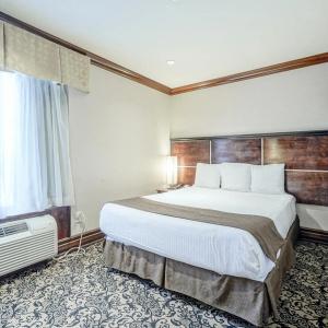 Woodbine & Suites - 18