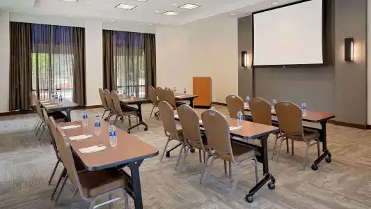 Hyatt Place North Shore - 11