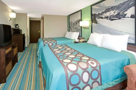Super 8 by Wyndham Denver Stapleton - 2
