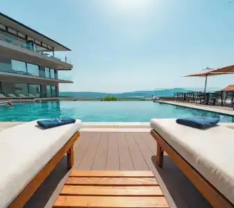 Royal Blue & Residences - 7
