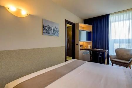 Best Western Plus Farnese - 56
