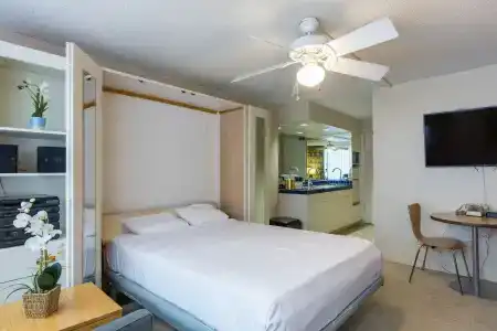 Kuhio Banyan (with Kitchenettes) - 2