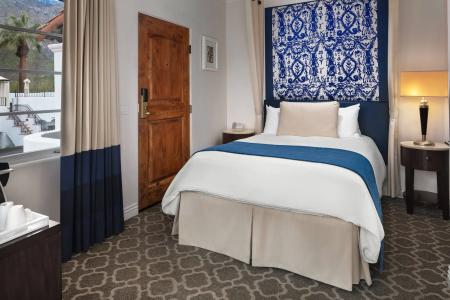 Triada, Autograph Collection - 43