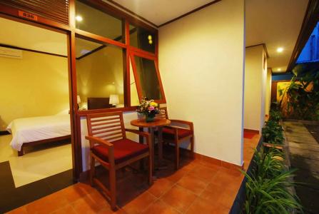 Yulia Beach Inn Kuta - 3