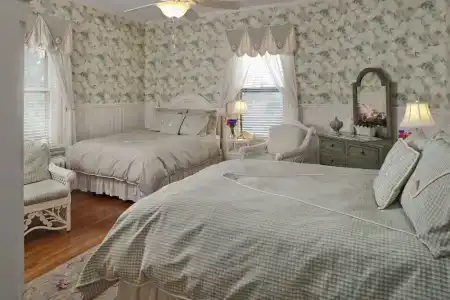 Albemarle Inn - - 33