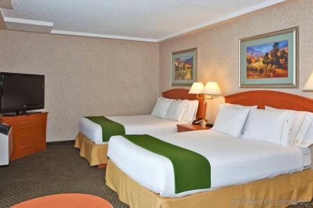 Holiday Inn Express and Suites, an IHG - 6