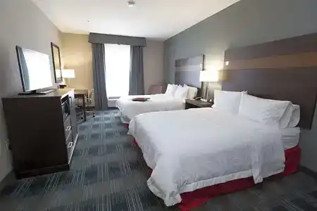 Hampton Inn & Suites Airport - 62