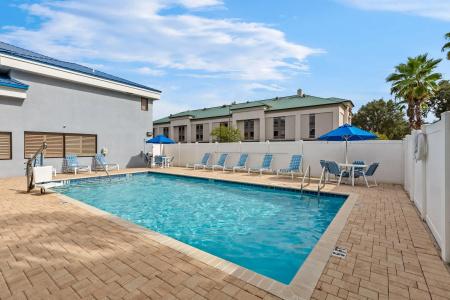 Days Inn & Suites by Wyndham - 11