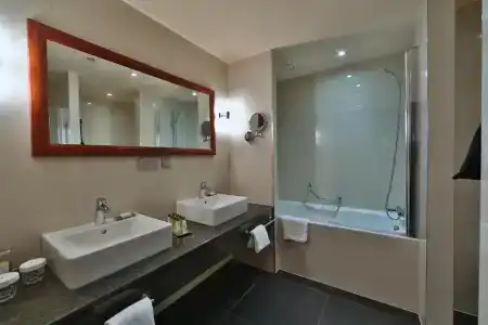 DoubleTree by Hilton Bratislava - 56