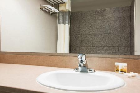 Days Inn & Suites by Wyndham - 6