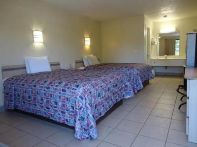 Super 6 Inn & Suites - 5