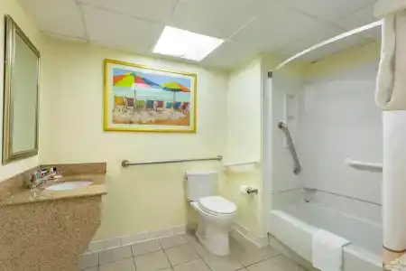 Ramada Plaza by Wyndham Virginia Beach - 10