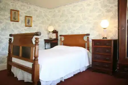 Martine Inn - 76