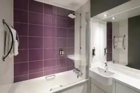 Premier Inn Pacific Quay - 6