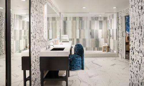 Virgins Las Vegas, Curio Collection by Hilton - 45