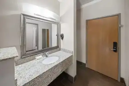 Super 8 by Wyndham San Antonio/Alamodome Area - 37