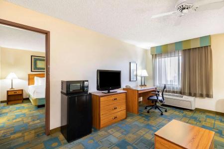La Quinta By Wyndham East - 14