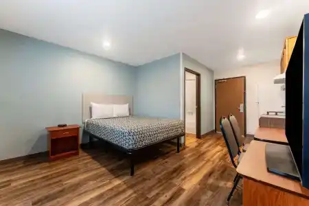 WoodSpring Suites North - 10
