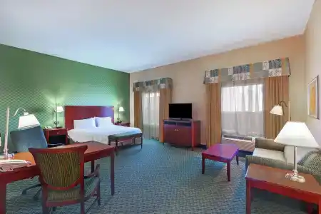 Hampton Inn & Suites West - 3