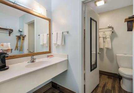 Econo Inn & Suites - 66