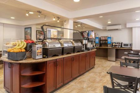 Best Western Plus Raffles Inn & Suites - 10