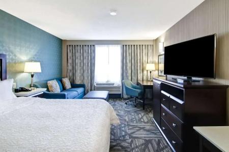 Hampton Inn & Suites by Hilton-Airport - 49