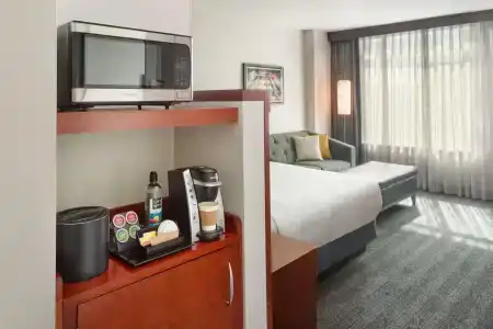 Courtyard by Marriott Washington, D.C./Foggy Bottom - 3
