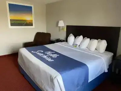 Days Inn & Suites by Wyndham Airport - 17