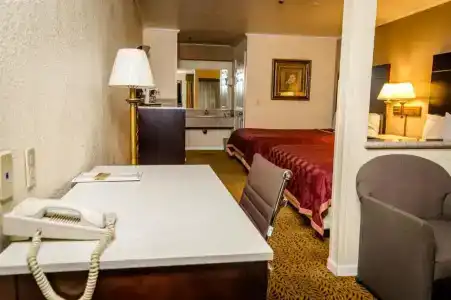 Executive Inn & Suites - 5