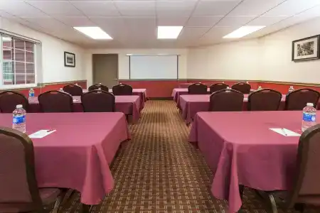 Ramada by Wyndham Portland - 8