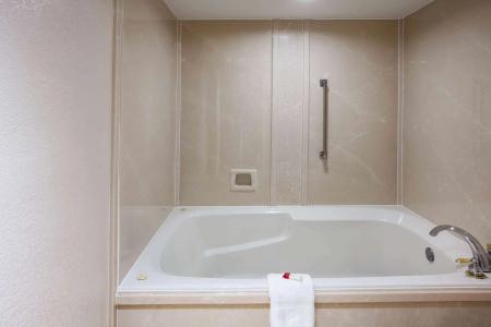 Days Inn & Suites by Wyndham - 9