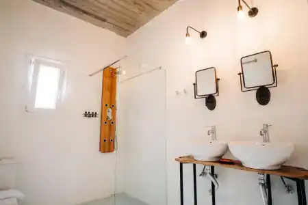 Mesanto Luxury Suites - 7