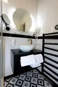 Art Deco Wolker By Astoria & Medical Spa - 84