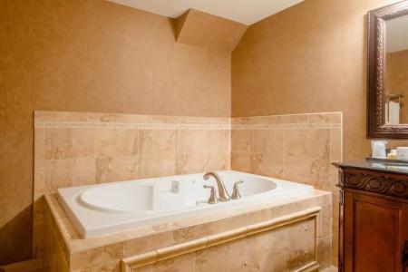 Red Coach Inn - 112