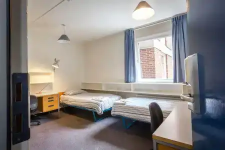 Lse Carr-Saunders Hall - 1
