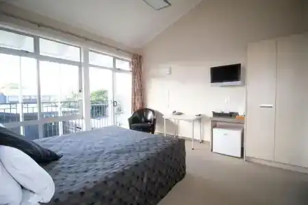 The Avenue - 104