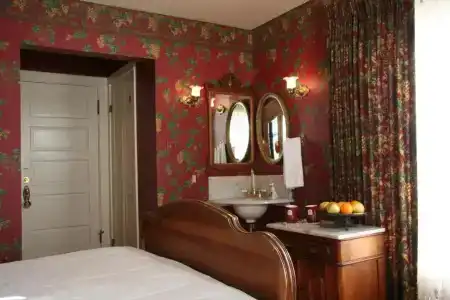 Martine Inn - 83