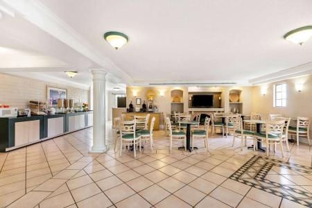 La Quinta Inn By Wyndham West - 16